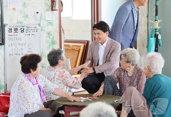 김진태 강원지사가 폭염 대응 무더위 쉼터 현장을 점검하고 있다. (강원도 제공) 2024.6.26/뉴스1