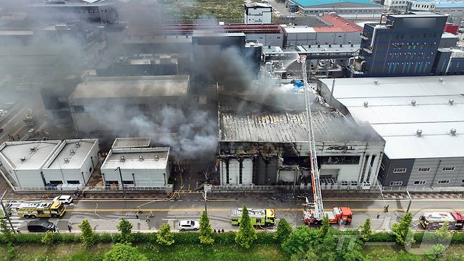 24일 오전 경기 화성시 서신면의 일차전지 제조 업체인 아리셀 공장에서 불이 나 소방 당국이 진화에 나섰다. 이 사고로 공장 내부 관계자 20여명이 공장 2층에서 대피하지 못한 것으로 알려졌다. 이 중 10명은 소재 파악이 안되는 것으로 파악됐다. 사진은 연기가 치솟는 공장 건물. (독자제공)2024.6.24/뉴스1