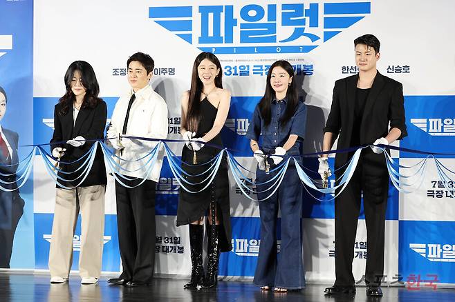 영화 '파일럿'(감독 김한결) 제작보고회에 참석한 김한결 감독, 조정석, 이주명, 한선화, 신승호.&nbsp; ⓒ이혜영 기자 lhy@hankooki.com