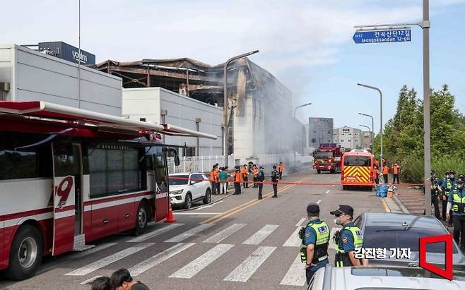 25일 경기 화성시 일차전지 제조 공장 화재 현장에서 소방대원들이 분주히 움직이고 있다. [사진=강진형 기자]