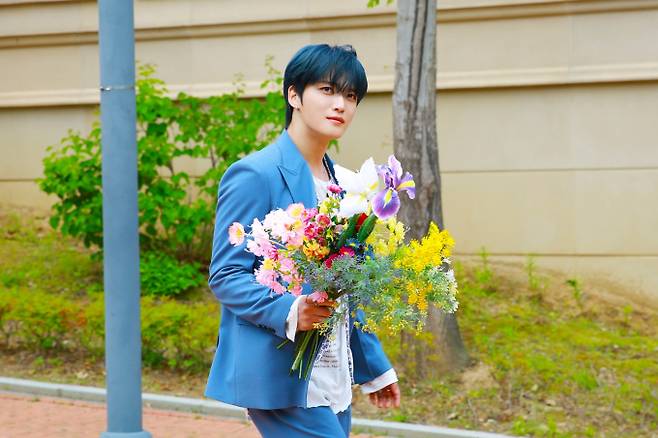 김재중은 26일(오늘) 오후 6시 각종 온라인 음원 사이트를 통해 네 번째 정규앨범 'FLOWER GARDEN(플라워 가든)'을 발매하고 케이팝 레전드의 귀환을 알린다. 인코드 엔터테인먼트