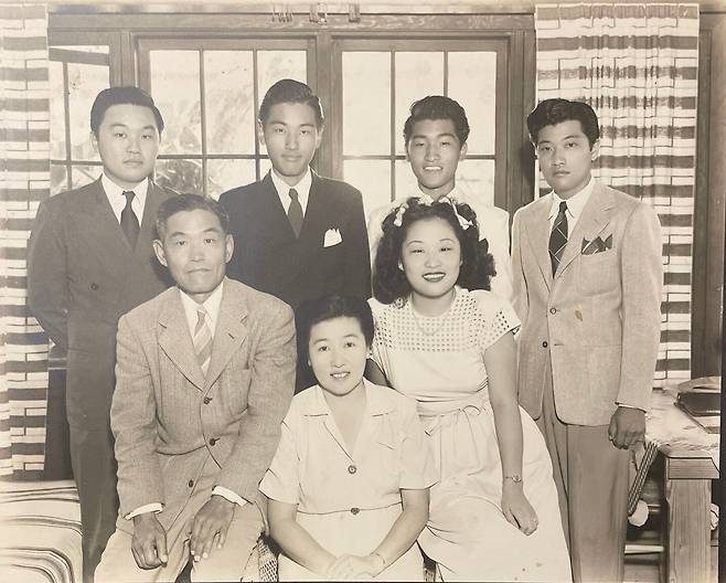 한국전에서 전사한 찬제 김 주니어 일병의 가족사진. 뒷줄 왼쪽에서 둘째가 리차드 김, 셋째가 찬제 김 주니어 일병이고, 아랫줄 왼쪽에서 첫째가 아버지 김찬제다. /이덕희 하와이 한인이민사연구소 소장 제공
