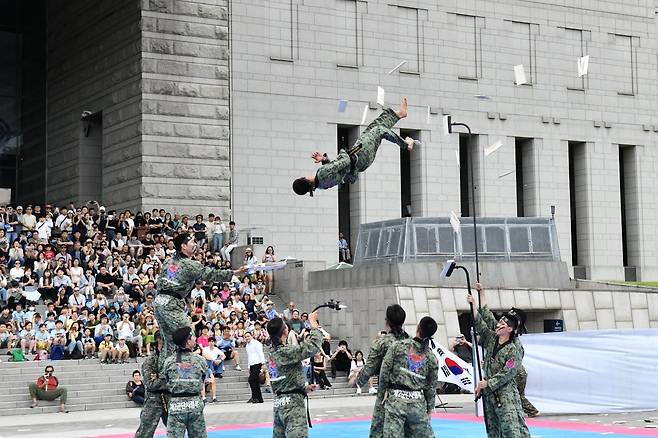 6·25전쟁 발발일을 맞아 전쟁기념관 평화의광장에서 2군단이 태권도 시범을 보이고 있다.