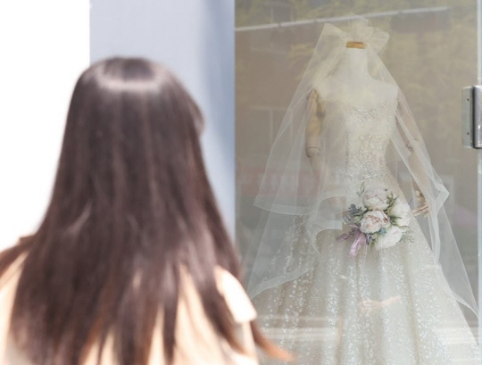 서울 마포구 아현 웨딩거리의 한 웨딩드레스 판매점에 웨딩 드레스가 전시되어있다.<연합뉴스>