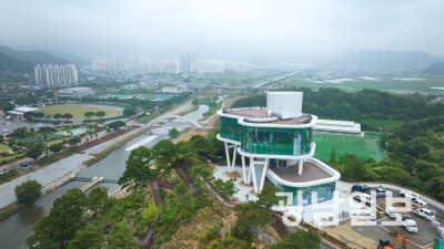 화순군은 오는 28일 오후 7시 화순 꽃강길 음악분수(화순군 화순읍 대리 481)에서 개미산 전망대 준공식을 개최한다. 사진은 화순 개미산 전망대.