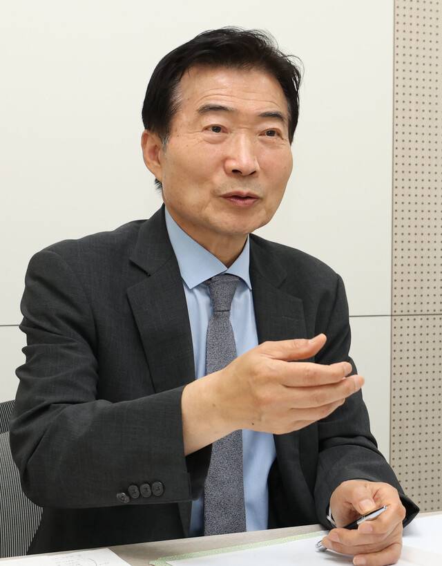 박영립 한센변호인단 단장이 19일 오후 서울 강남구 자신의 사무실에서 한겨레와 인터뷰를 하고 있다. 백소아 기자 thansk@hani.co.kr