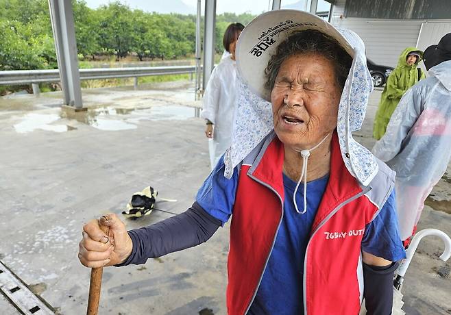 2024년 6월8일 경남 밀양시 밀양강 둔치공원에서 열린 ‘밀양 송전탑 6·11 행정대집행 10년 윤석열 핵 폭주 원천봉쇄 결의대회’에 참여한 김장옥(80)씨. 한겨레 최상원 기자