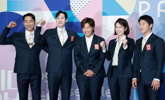 해설위원 김정환(왼쪽부터)과 김준호 박세리 기보배 이원희가 26일 오전 서울 영등포구 여의도로 KBS 신관 국제회의실에서 열린 ‘2024 파리 하계올림픽 KBS 방송단 발대식 및 기자간담회’에서 포즈를 취하고 있다. 뉴스1