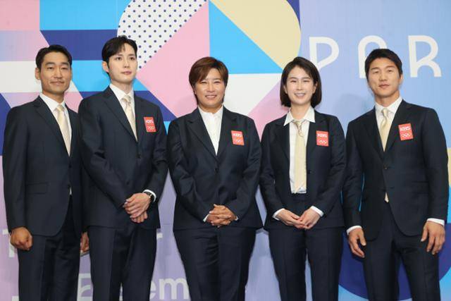 파리 올림픽 KBS 해설위원으로 나서는 김정환 김준호 박세리 기보배 이원희가 26일 서울 여의도 KBS신관에서 열린 2024 파리 하계올림픽 KBS 방송단 발대식에서 기념촬영을 하고 있다. 연합뉴스