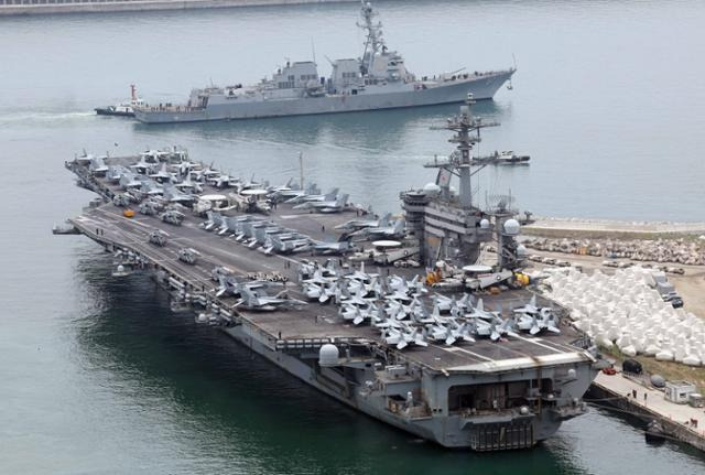 미국 핵추진 항공모함 '시어도어 루스벨트함'(CVN-71·10만t급)과 이지스구축함인 '할시함'(DDG-97)이 26일 부산 남구 해군작전사령부 부산작전기지에서 출항하고 있다. 부산=뉴시스