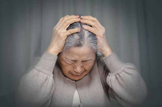 화를 잘 내고 난폭한 성격, 무관심한 성격, 불안과 변덕이 심한 성격으로 바뀌었다면 치매를 의심해볼 수 있다./사진=클립아트코리아