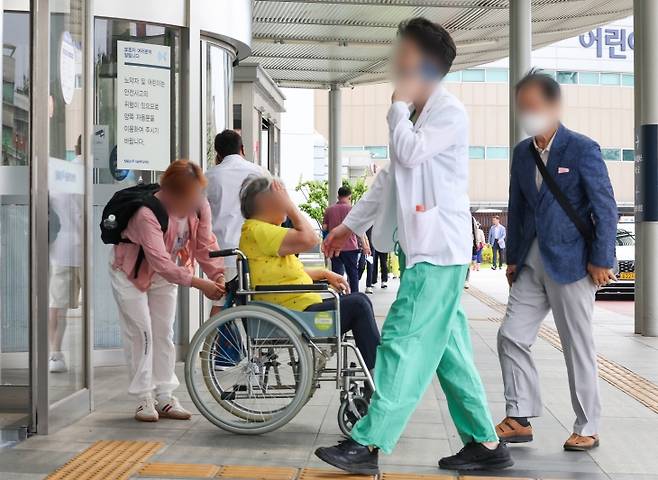 25일, 서울 시내 한 대형병원에서 의료진이 이동하고 있다​./사진=연합뉴스