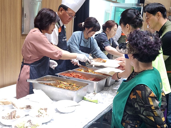 어르신들에게 삼계탕 봉사활동을 하고 있다. [사진=고창군 ]