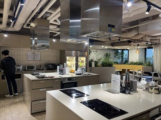 에피소드 서초 393의 공유 주방. 개별 다이닝 룸이 갖춰져 있고 쿠킹 클래스가 열리기도 한다. 이아미 기자