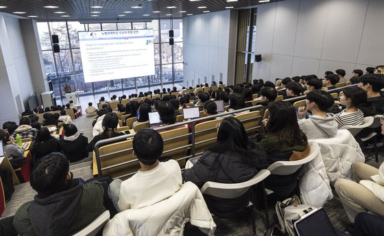 지난 2023년 12월 아브히지트 바네르지 MIT 교수의 특강을 듣는 서울대학교 학생들의 모습. 한국의 대학들이 평가 자료 요청에 응한 후 더 타임스(The Times)의 대학 평가에서 서울대의 순위는 2006년 63위, 2011년 51위 등으로 올라갔다. QS는 2014년에 30위대로 올랐다. 뉴시스