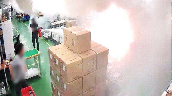 경기 화성 리튬전지 제조업체인 아리셀 공장의 화재 진행 상황이 담긴 내부 CCTV 화면. 독자 제공