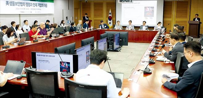 < 한경 첫 입법콘서트 > 25일 국회 의원회관에서 열린 한국경제신문·율촌 제1회 바이오입법콘서트에서 공동 주최자인 안철수 국민의힘 의원과 바이오업계 관계자들이 주제발표를 듣고 있다. 이날 행사는 ‘미국 생물보안법의 쟁점과 한국 기업의 대응’을 주제로 열렸다.  강은구 기자