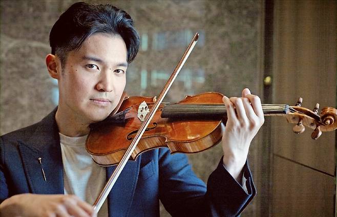 대만계 호주 바이올리니스트 레이 첸이 26일 서울 잠실 롯데 시그니엘에서 한국경제신문과 단독 인터뷰를 하고 있다.  문덕관 사진작가