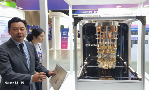 한국IBM은 25~27일 킨텍스에서 열리는 퀀텀코리아 2024 전시장에서 올해 하반기 국내에 도입될 양자 컴퓨터 시스템 원의 실물 모형을 전시했다. IBM 퀀텀의 표창희 사업본부장 상무가 실물 모형을 설명하고 있다. 정옥재 기자