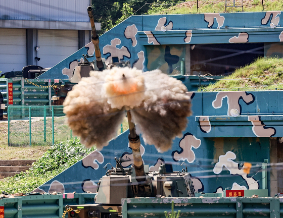 A K-9 howitzer on Yeonpyeong Island fires a round during the South Korean Marine Corps' first live-fire artillery exercise in seven years near the Northern Limit Line on Wednesday. [YONHAP]