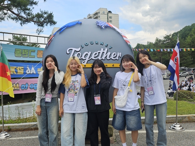 강하라(21, 맨 오른쪽)씨와 CCC 순천여수 지구 청년들이 26일 강원도 평창 피닉스 야외에서 열린 선교박람회  앞에서 포즈를 취하는 모습.