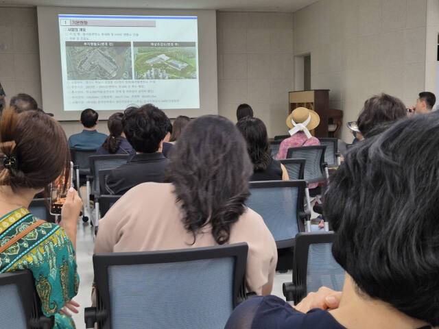한국전력공사가 하남시 감일동 감일종합사회복지관 대강당에서 개최한 동서울변전소 옥내화 및 증설사업 설명회에서 주민들이 한전의 설명을 듣고 있다. 하남 감일지구총연합회 제공