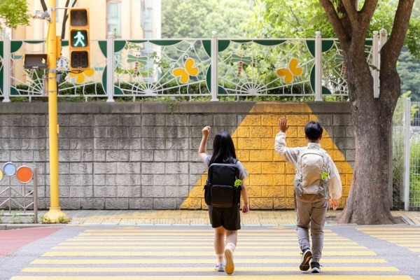 “여기 어린이 있어요”…볼보, 가방에 다는 ‘빛 반사 카드’ 5000개 기증 [사진제공=볼보코리아]