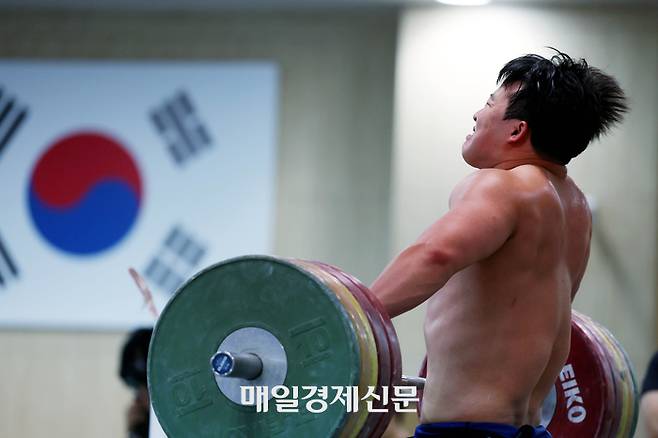 역도 장연학 선수가 2024 파리하계올림픽을 30일 앞둔 26일 오후 충북 진천군 진천국가대표선수촌에서 구슬땀을 흘리며 훈련을 하고 있다. 
  24.06.26 [이충우기자]