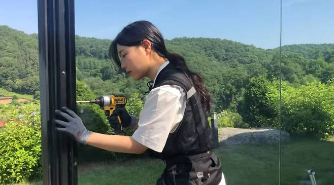 대학을 자퇴하고 경기도 하남에서 방충망을 설치하는 일을 하는, 만 20세 김연서씨./사진=열현남아 채널