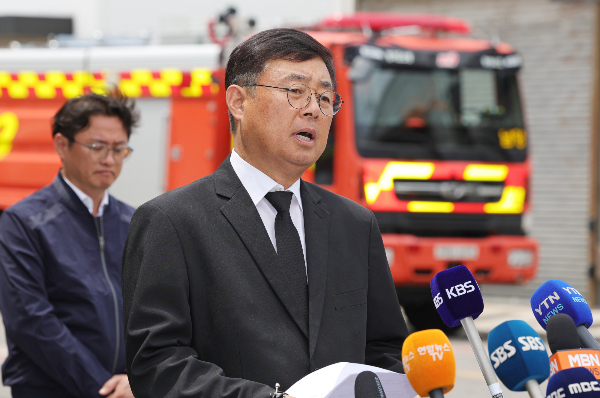 지난 25일 '화성 화재 참사'를 일으킨 전지 제조업체 아리셀 박순관 대표이사가 사과하고 있다./사진=뉴스1