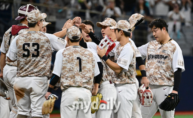 2024년 6월 26일 서울 고척스카이돔에서 '2024 신한 SOL Bank KBO리그' NC 다이노스와 키움 히어로즈의 경기가 열렸다. 키움이 10-7로 승리한 뒤 기뻐하고 있다./고척=유진형 기자 zolong@mydaily.co.kr