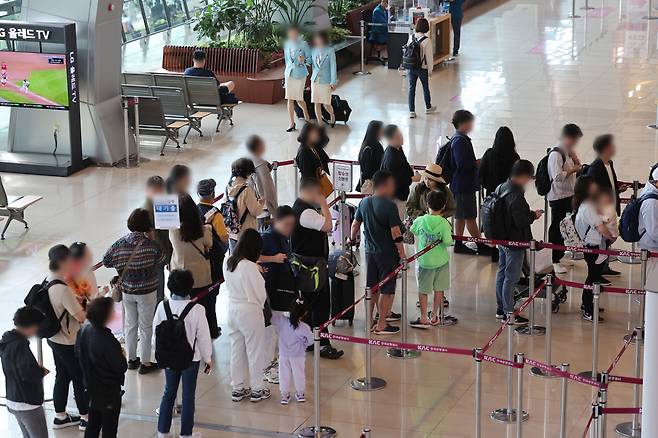 황금연휴를 앞둔 3일 서울 강서구 김포공항 국내선 청사에서 여행객 등이 대기하고 있다. 연합뉴스