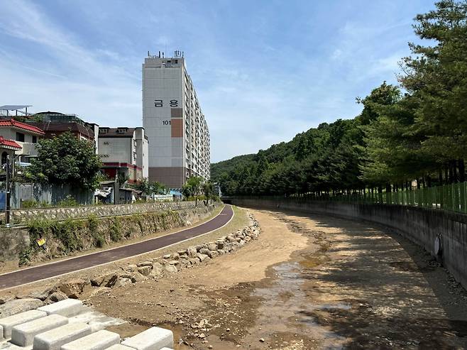 수암천 산책로.[안양시 제공]