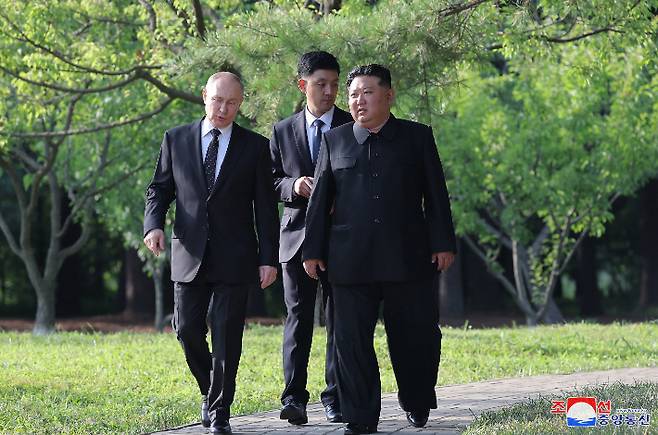 김정은 북한 국무위원장과 블라디미르 러시아 푸틴 대통령이 '북러 사이 포괄적인 전략적동반자관계에 관한 조약' 조인식 이후 금수산영빈관 정원구역에서 함께 시간을 보냈다고 조선중앙통신이 20일 보도했다. 연합뉴스