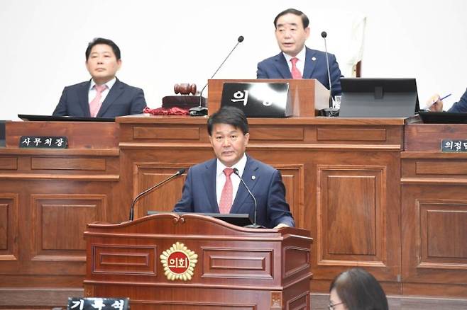 울산시의회 제8대 후반기 의장으로 선출된 이성룡 의원이 25일 본회의에서당선 인사를 하고 있다. 울산시의회 제공