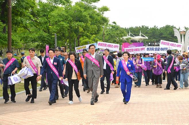 박형준 부산시장과 지역 관광업계 관계자들이 깨끗하고 안전한 관광문화 조성을 독려하는 캠페인을 벌였다. 부산시 제공