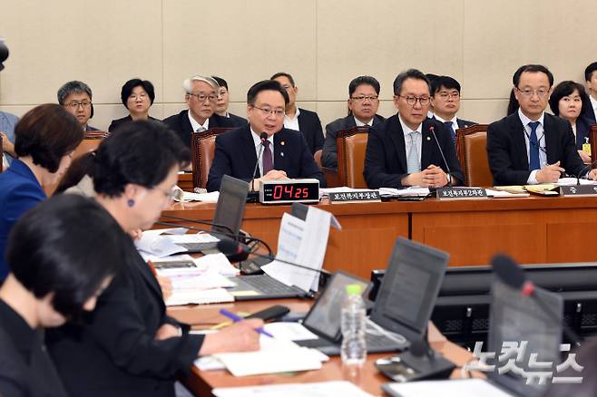 26일 서울 여의도 국회에서 열린 보건복지위원회 전체회의 '의료계 비상상황 관련 청문회'에 조규홍 보건복지부 장관이 출석해 의원 질의에 답변을 하고 있다. 윤창원 기자