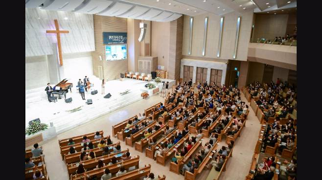 원천교회의 가족주일예배 모습