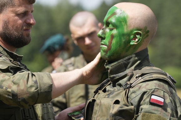 폴란드 육군 훈련 캠프 - 2024년 6월 20일(현지시간) 폴란드 북동부 포들라스키에주(州) 노보그루트(Nowogród)에서 폴란드 육군 훈련캠프 지원자들이 기초 훈련 중에 위장 크림을 바르는 법을 배우고 있다. 폴란드 육군은 전투에서 젊은 자원자들을 훈련시키기 위해 이번 여름 “육군과 함께하는 휴가”이라고 불리는 프로그램을 시작했다. 북대서양조약기구(나토)의 동쪽 측면을 따라 있는 폴란드 등 국가들은 이웃 국가인 우크라이나에서 러시아가 우세할 경우 언젠가 자신들을 공격할 수도 있다고 우려하면서 방어를 강화하고 있다.  / 사진=AP 연합뉴스