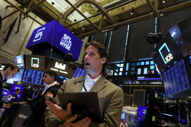 미국 뉴욕 맨해트의 뉴욕증권거래소(NYSE)에서 한 트레이더가 업무를 보고 있다. 로이터연합뉴스