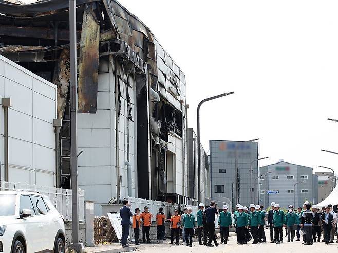 26일 안호영 국회 환경노동위원회 위원장을 비롯한 더불어민주당 환노위원들이 경기 화성시 서신면 리튬전지 제조공장 '아리셀' 화재 참사 현장을 방문해 사고 수습 상황을 보고받고 있다. ⓒ연합뉴스