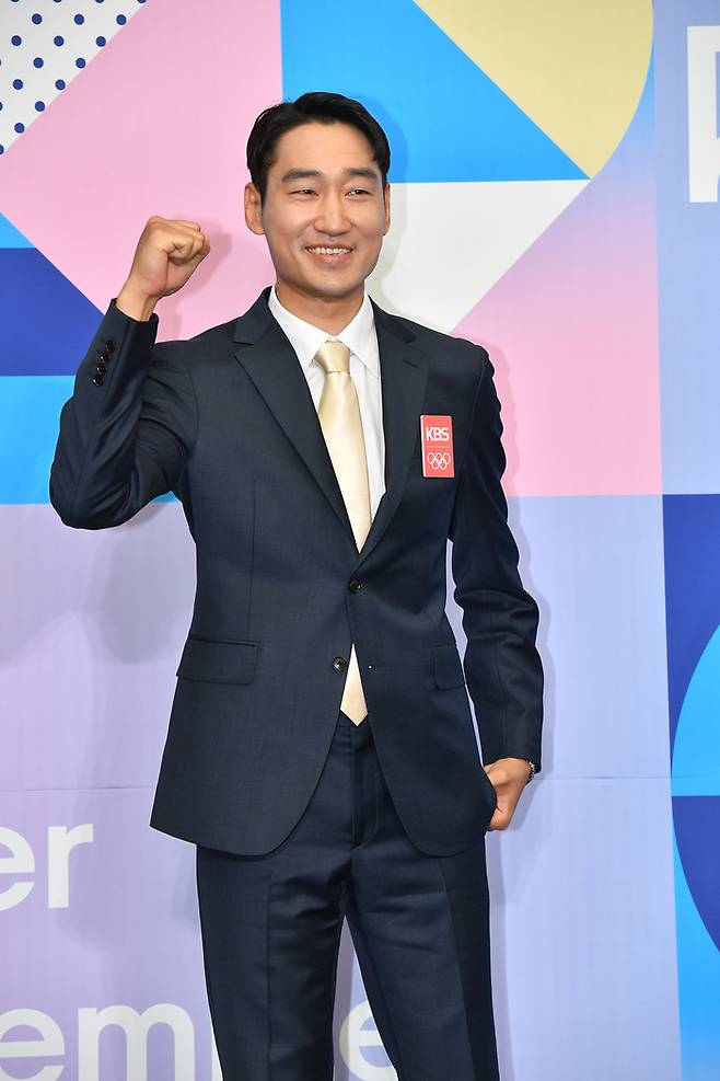 펜싱 전 국가대표 김정환 해설위원이 26일 오전 서울 여의도 KBS 신관 국제회의실에서 열린 2024 파리올림픽 방송단 발대식에 참석해 포즈를 취하고 있다. 사진 KBS