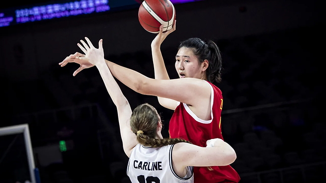 중국 장쯔위가 U-18 아시아컵 뉴질랜드전에서 상대 센터 앞에서 공을 들고 있다. FIBA 제공