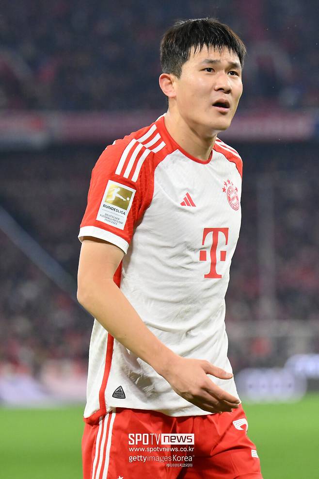 ▲ 김민재의 바이에른 뮌헨 생활은 순탄한 적이 없다. 바이에른 뮌헨이 대대적인 수비 개편을 검토하는데 잔류가 유력했던 김민재에게도 칼바람이 불 거라는 보도다. 지난 시즌 김민재에게 혹평을 가했던 독일 매체 '키커'가 "바이에른 뮌헨이 올해 여름 에릭 다이어를 제외한 나머지 기존 중앙 수비들을 처분할 가능성이 있다. 다른 팀에서 적절한 이적 제안이 온다면 마티아스 더 리흐트, 다요 우파메카노를 매각할 방침이다. 김민재도 마찬가지"라고 알렸다. 매체에 따르면 바이에른 뮌헨 팀 내부에선 김민재가 나폴리 시절 퍼포먼스를 바이에른 뮌헨에서 구현할 수 있을지 의구심을 품고 있었다