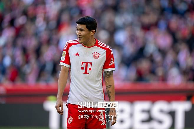 ▲ 김민재의 바이에른 뮌헨 생활은 순탄한 적이 없다. 바이에른 뮌헨이 대대적인 수비 개편을 검토하는데 잔류가 유력했던 김민재에게도 칼바람이 불 거라는 보도다. 지난 시즌 김민재에게 혹평을 가했던 독일 매체 '키커'가 "바이에른 뮌헨이 올해 여름 에릭 다이어를 제외한 나머지 기존 중앙 수비들을 처분할 가능성이 있다. 다른 팀에서 적절한 이적 제안이 온다면 마티아스 더 리흐트, 다요 우파메카노를 매각할 방침이다. 김민재도 마찬가지"라고 알렸다. 매체에 따르면 바이에른 뮌헨 팀 내부에선 김민재가 나폴리 시절 퍼포먼스를 바이에른 뮌헨에서 구현할 수 있을지 의구심을 품고 있었다