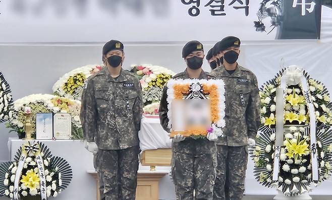 육군 12사단 신병교육대에서 군기훈련을 받다 쓰러져 숨진 훈련병의 영결식이 지난 5월 30일 전남 나주시의 한 장례식장에서 열렸다. 연합뉴스