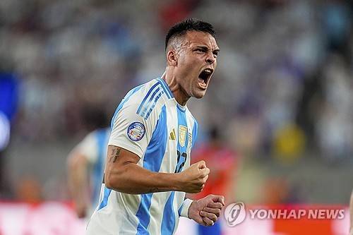 글로벌 매체 올풋볼은 아르헨티나 축구대표팀 주장 리오넬 메시가 부상을 입은 채로 경기를 뛰었다고 보도했다. 아르헨티나는 26일 칠레와의 2024 코파 아메리카 조별리그 A조 2차전 칠레전에서 라우타로 마르티네스의 결승골에 힘입어 1-0 승리를 거뒀다. 이날 메시는 선발로 나와 풀타임을 소화하면서 많은 기회 창출과 드리블 돌파를 성공시켰는데 경기 후 오른쪽 햄스트링에 불편함이 있는 채로 경기를 소화했다고 고백해 아르헨티나 대표팀과 팬들을 긴장하게끔 만들었다. 연합뉴스