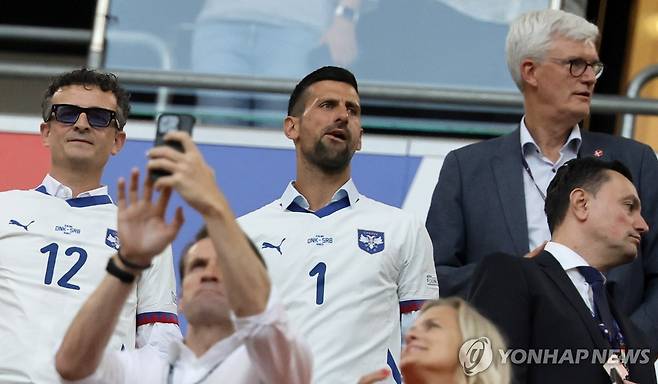 유로2024 경기를 관전하는 조코비치(가운데) [EPA=연합뉴스]