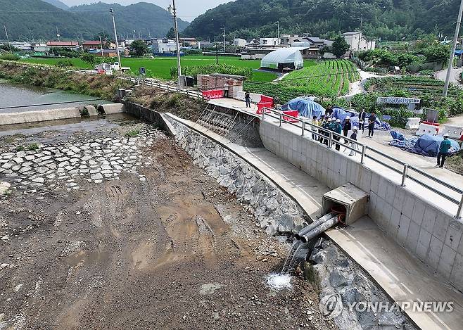 장마 앞두고 현장 점검 (광주=연합뉴스) 조남수 기자 = 24일 오후 광주 북구 망월동 석곡천 제방에서 공무원과 관계자들이 본격적인 장마를 앞두고 호우 재난 대비 현장 점검하고 있다. 이 지역은 지난해 호우로 제방 50m가량이 무너지는 피해가 있었다. 2024.6.24 iso64@yna.co.kr