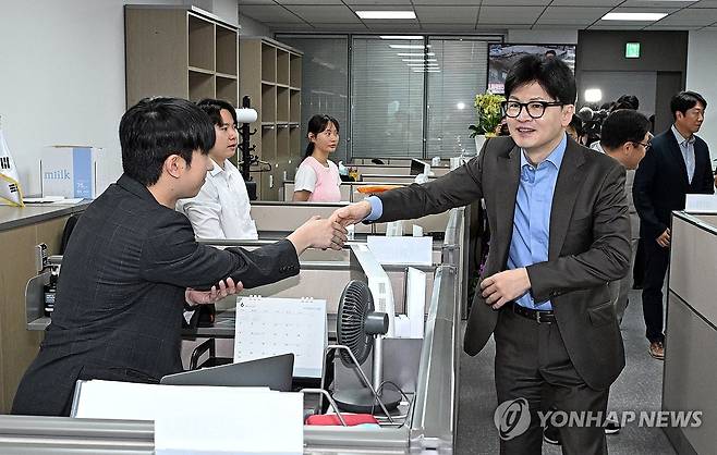 한동훈 전 비대위원장, 보좌진 방문 인사 (서울=연합뉴스) 한종찬 기자 = 국민의힘 당권주자인 한동훈 전 비상대책위원장이 26일 오전 서울 여의도 국회 의원회관 의원실에서 의원 보좌진과 인사하고 있다. 2024.6.26 [공동취재] saba@yna.co.kr